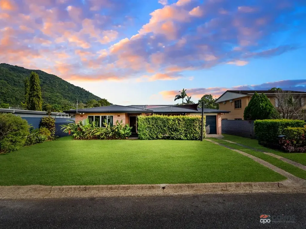 Earlville 3房  Renovated Solid Brick Home with 10x6m Powered Shed & Mountain Views