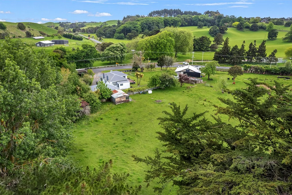 Feilding 4બેડરૂમ Lifefestyle on 3 parcels.