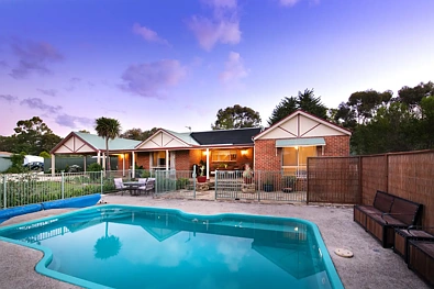 Chewton 3chambre North facing brick Homestead on expansive garden grounds with pool & produce garden.