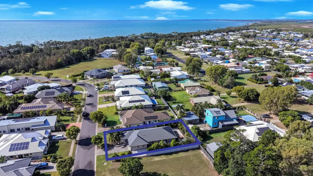 Burrum Heads 4غرفة نوم Low Set With Side Vehicle Access Just A Short Walk From The Beach!
