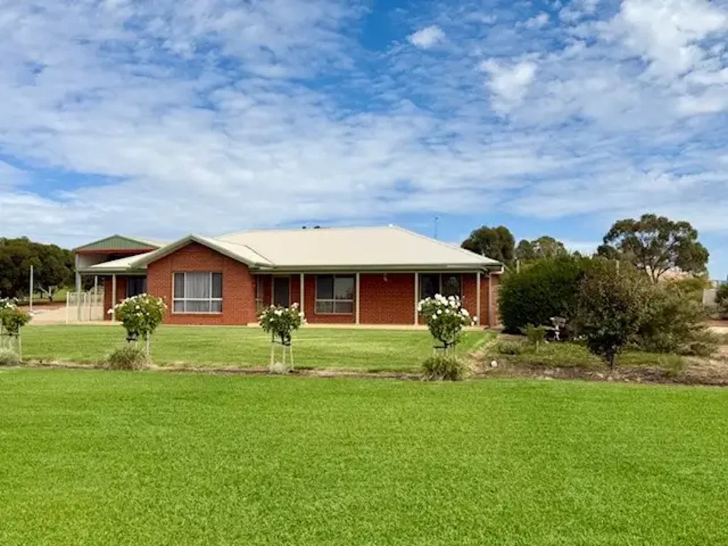 Merungle Hill 4બેડરૂમ Spacious 4-Bedroom Brick Veneer Home on Acreage - Prime Location in the Heart of the Riverina