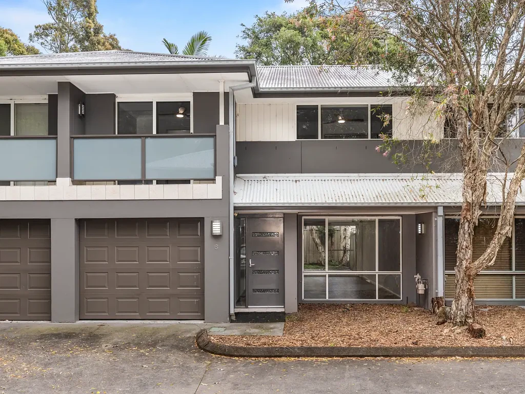 Modern Townhouse In Peaceful Complex