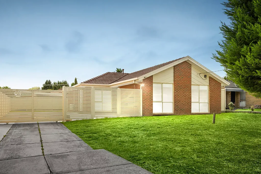 Hampton Park 3房 宽敞543平地块  三卧带柜  多区采光足  宽敞厨储多  大后院亲子乐  安静庭院位  家友社区近  公园保护区旁  交通干道便 Family Comfort in a Quiet Court Location