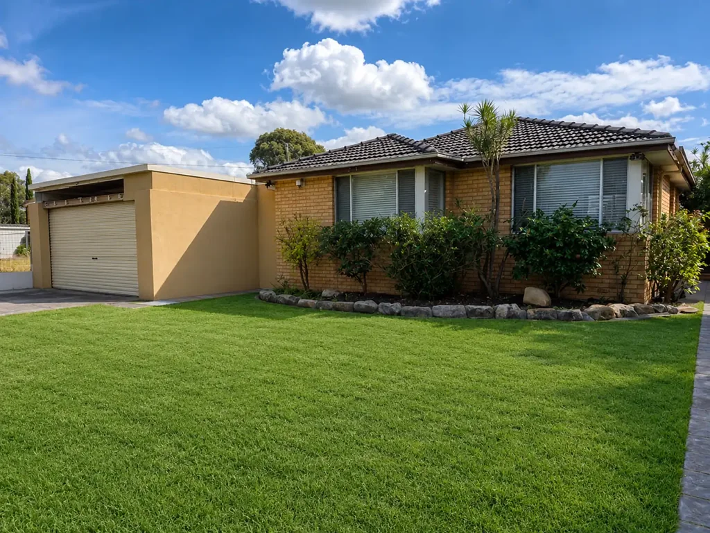 Chipping Norton 3房 安静Cul-de-Sac 3卧宽敞布局 面朝George River 近Chauvel Park Reserve 车棚+粉末室 全屋木地板 DEVELOPMENT/ DUPLEX POTENTIAL (STCA) - 20M FRONTAGE APPROX - GEORGES RIVER OUTLOOK