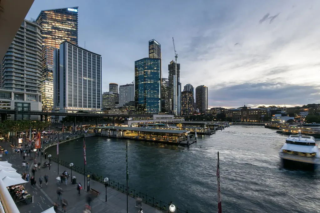 Sydney 3房 海滨生活奢享体验 宽敞明亮舒适 定制设计高端工艺 流畅布局俯瞰海港 一览无余景致 落地玻璃窗美景尽收 豪华主卧套房设施齐全 顶级设施尊享度假风情 宁静便利完美融合 Price Adjustment | Auction Guide $7,950,000