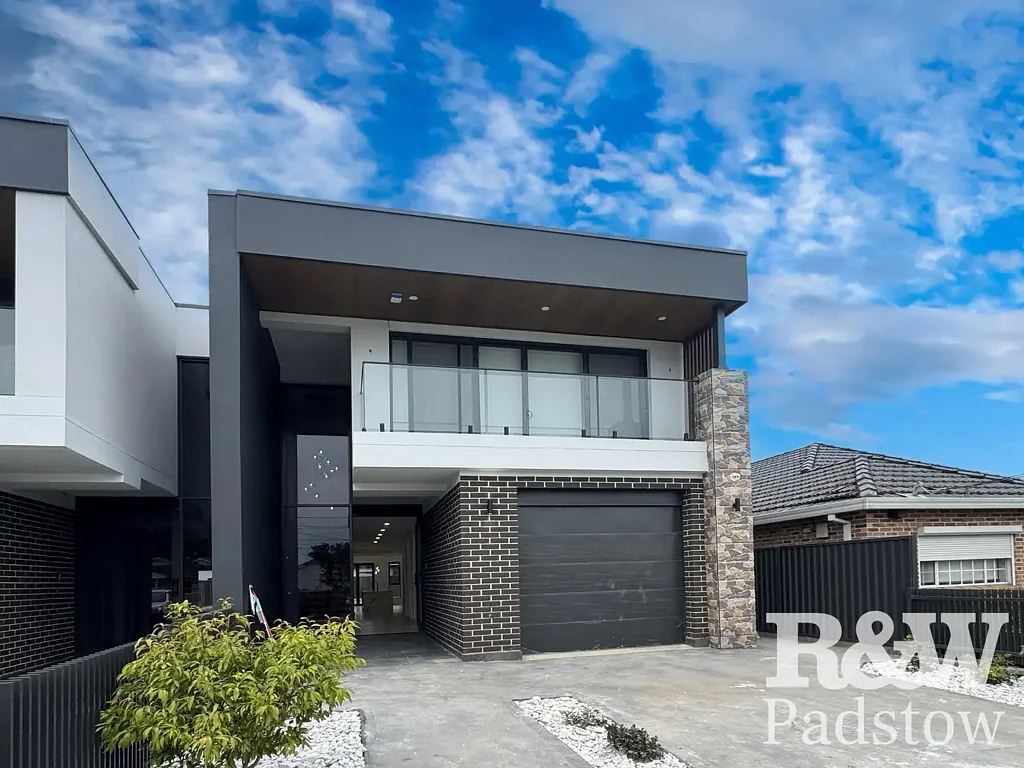 Luxurious 5-bedroom, 3-bathroom duplex in quiet street.