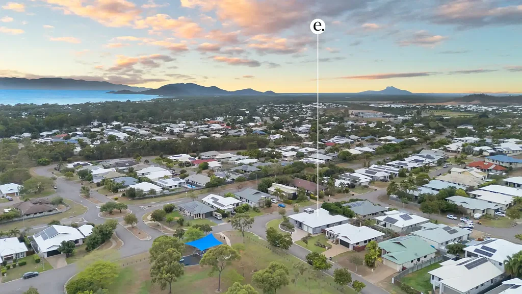 Bushland Beach 3ਬੈੱਡਰੂਮ Elevated Family Paradise with a Pool & huge Media Room - BIG family home! Just minutes from Beach!
