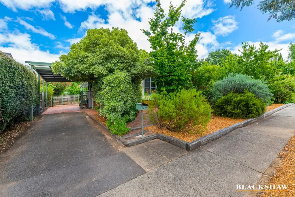 Yarralumla 3房  Charming Family Home with Expansive Timber Decking