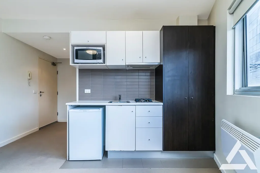 South Yarra 1房 卓越品质生活近在咫尺 开放式一室公寓 配备无障碍浴室 冬季温暖加热器 购物餐饮尽在咫尺 步行即达Jam Factory&Village Cinemas 交通便利 Calling Investors!!! 7.2% Net Return