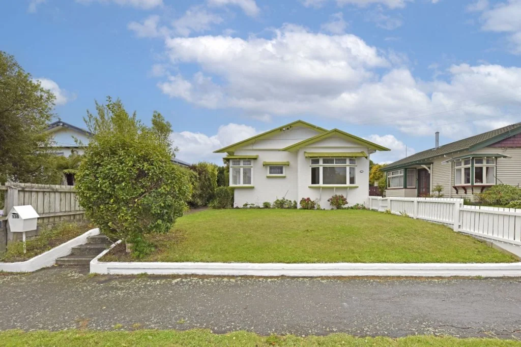 Woolston 3房  * UNDER OFFER * Put Your Own Touch