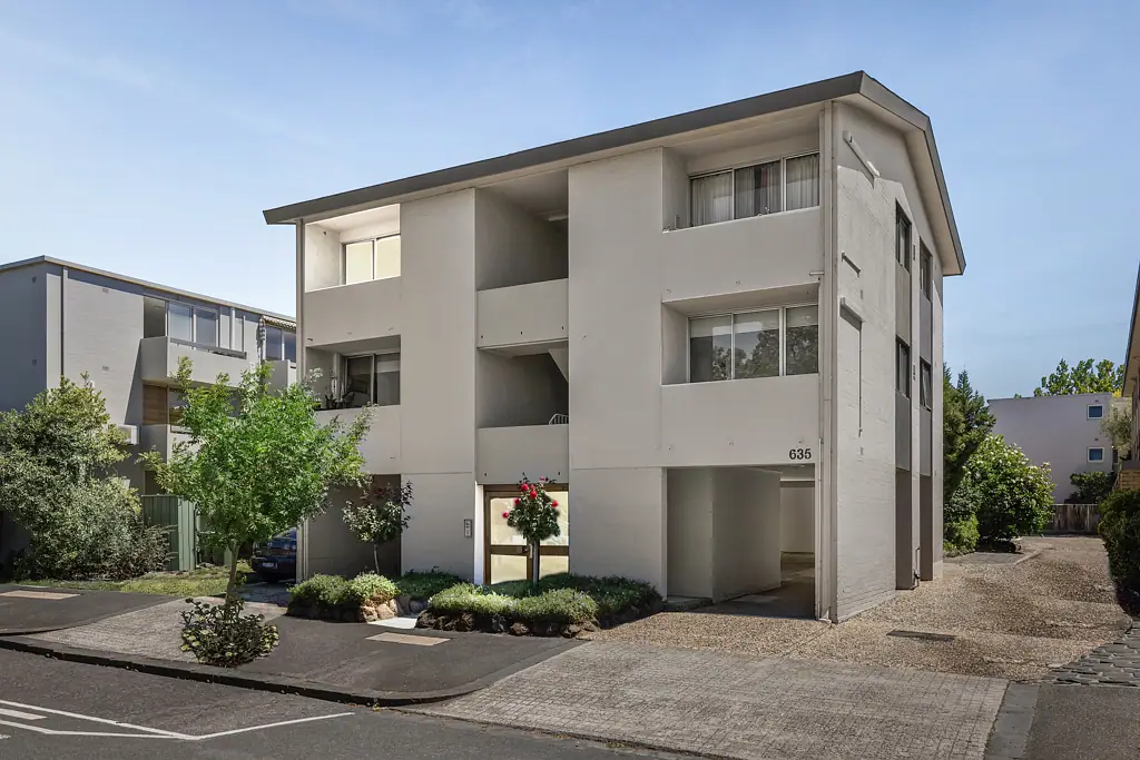 Carlton North 1房 都市隐逸 精装一居室 树荫掩映 步行即享Rathdowne与Lygon魅力 现代厨房 大型岛台 私人阳台 宽敞浴室 院内停车位 生活便捷 学术名区 Bright, updated top floor apartment in perfect lifestyle spot