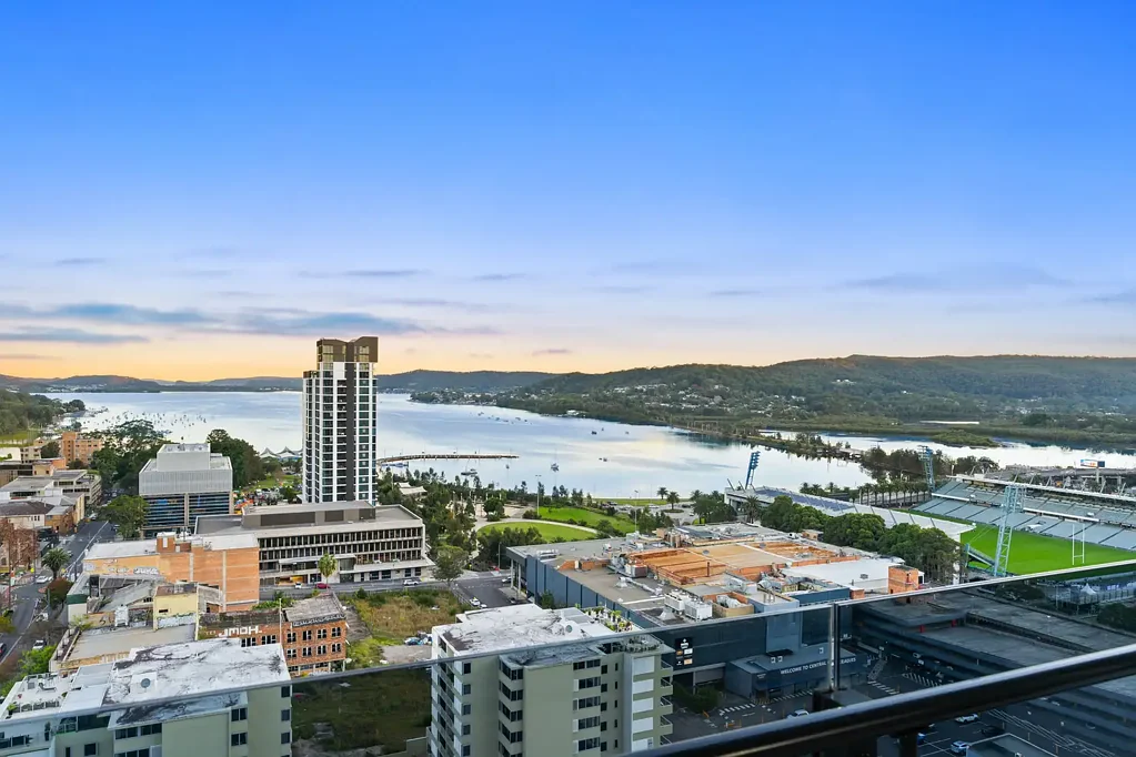 Gosford 3房  Elevated luxury with water views