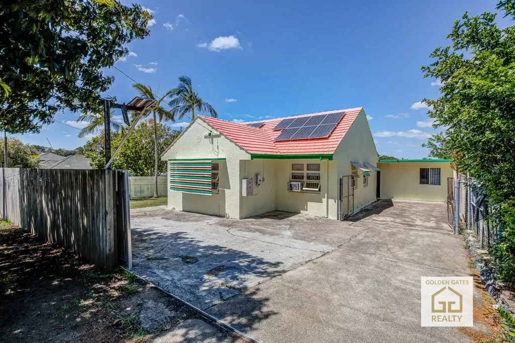 Inala 3房 两处独立住宅 六卧室两浴室 宽敞起居区 便利停车位 交通便利 多元社区 设施齐全 靠近名校 步行商圈 主要道路近 Spacious Family Living in the Heart of Inala
