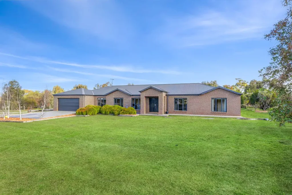 Inverleigh 4 Bedroom Spacious Family Retreat on 2.5 Acres with Massive Shed & Premium Features