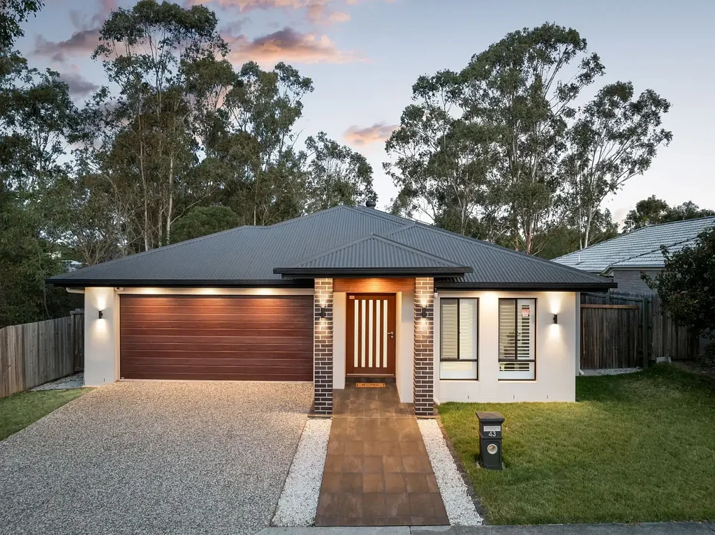 Redbank Plains 5Moenga Modern Comfort Meets Natural Serenity!