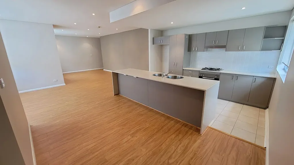 Apartment in the Heart of Mascot! - Entrance on John Street