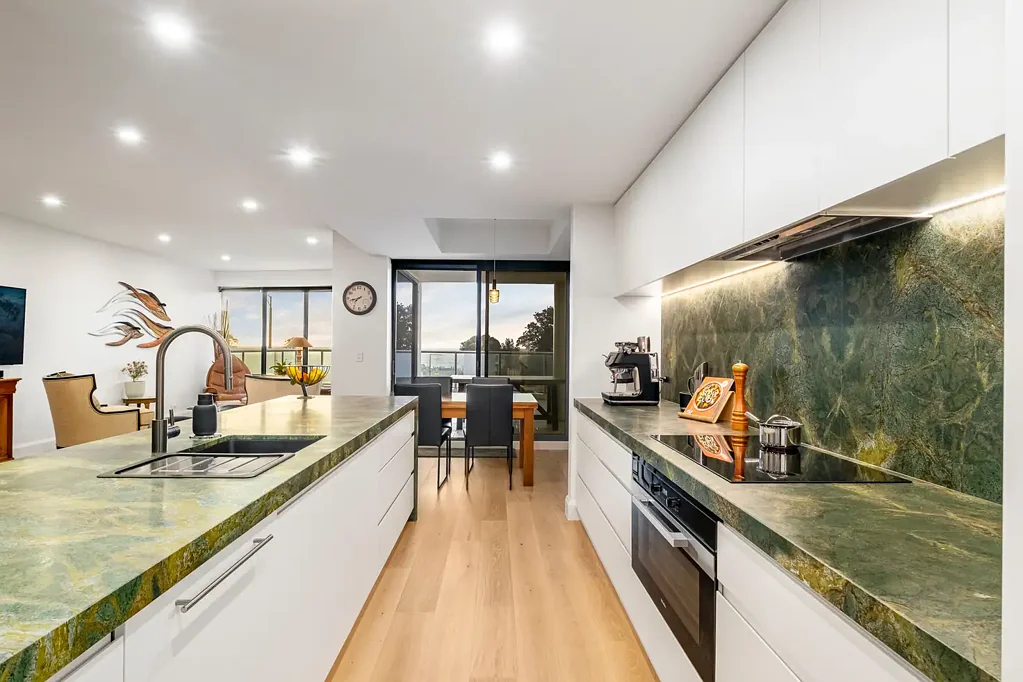 Beachfront Apartment with Panoramic Bay Views