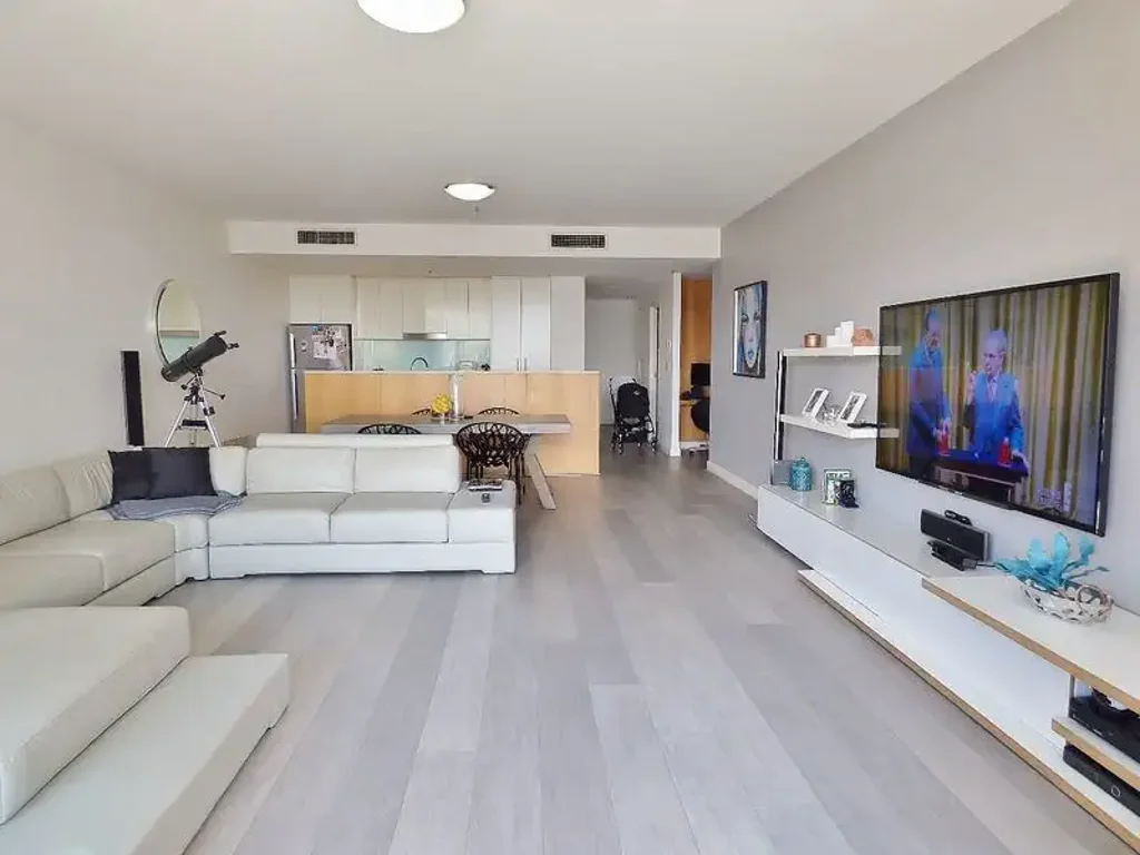 Timber floor 2bed apartment opposite shopping center