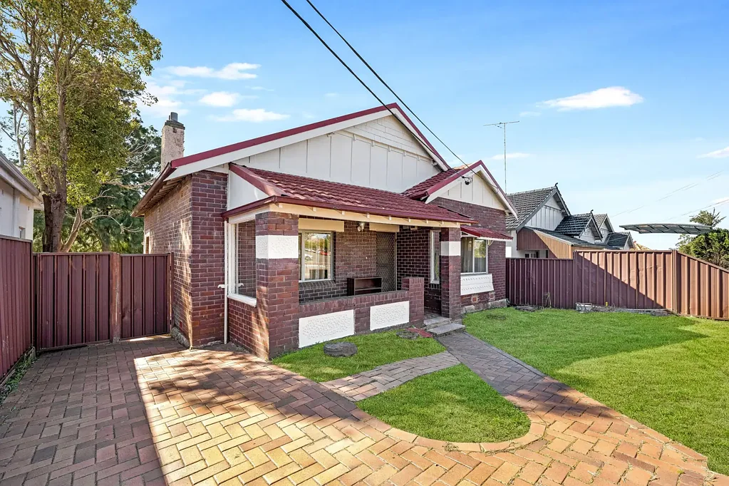 South Hurstville 3房 South Hurstville黄金社区 645㎡宽敞地块 经典与现代融合 采光充足多功能空间 家庭生活理想选。 Solid Brick Family Home in a Convenient Location