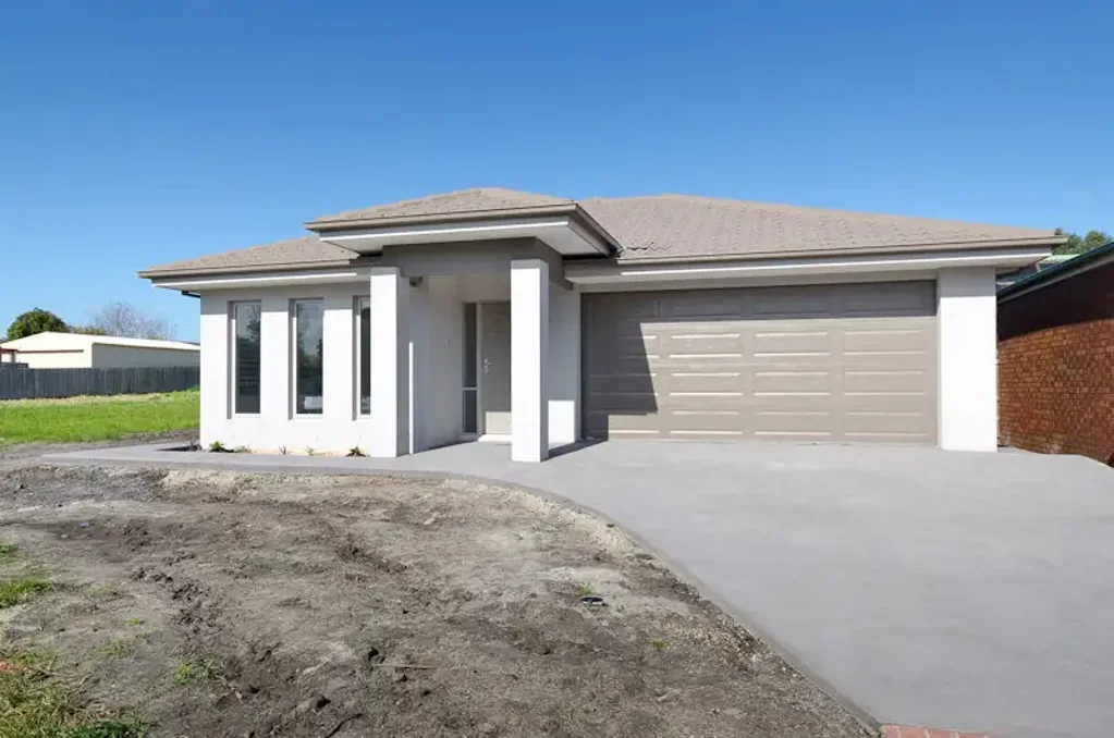 Modern Family Home with 4 Bedrooms, Study & Alfresco Living