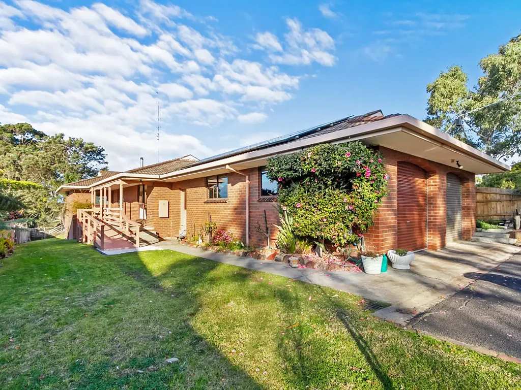Wy Yung 3 Bedroom CLIFTON CREEK VIEWS