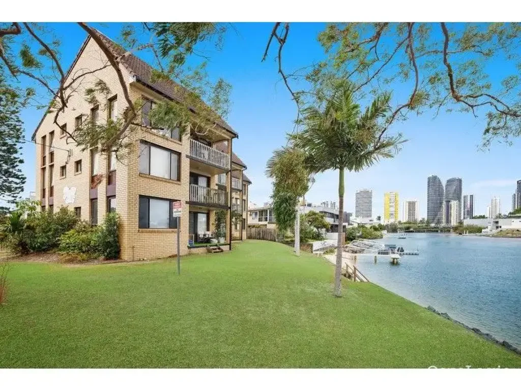 Freshly Renovated Unit On The Water!