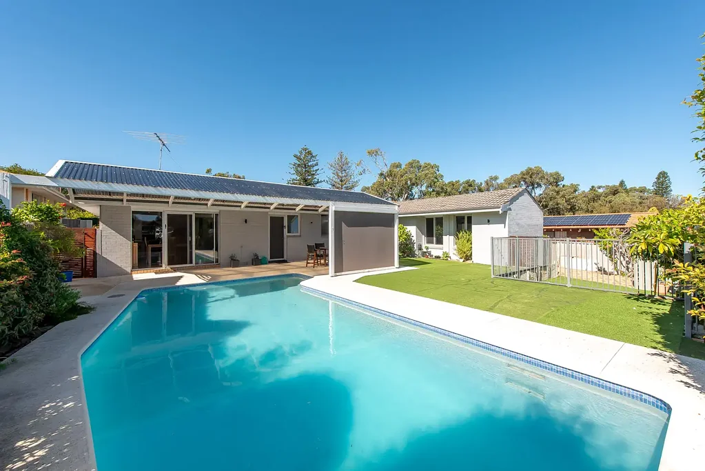 City Beach 4 Bedroom SPACIOUS 4 BEDROOM FAMILY HOME with Pool on 809m2 of Land within walking distance to the Beach!