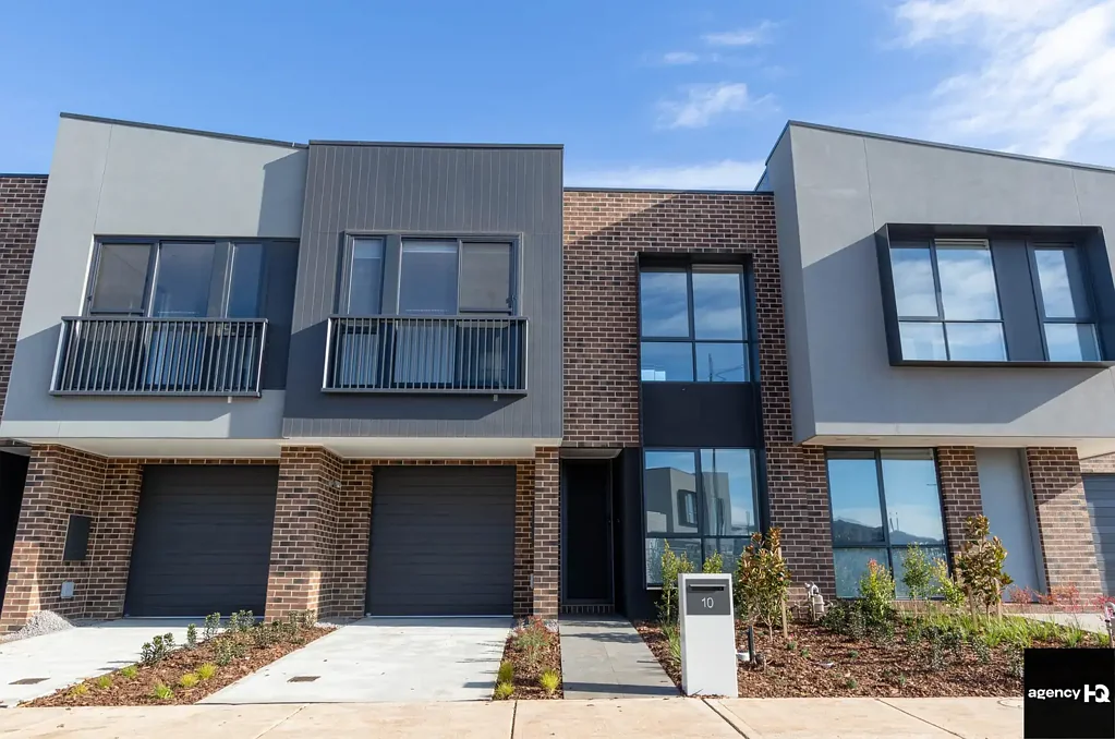 Stylish and Spacious Townhouse close to Bacchus Marsh Grammar School in Aintree