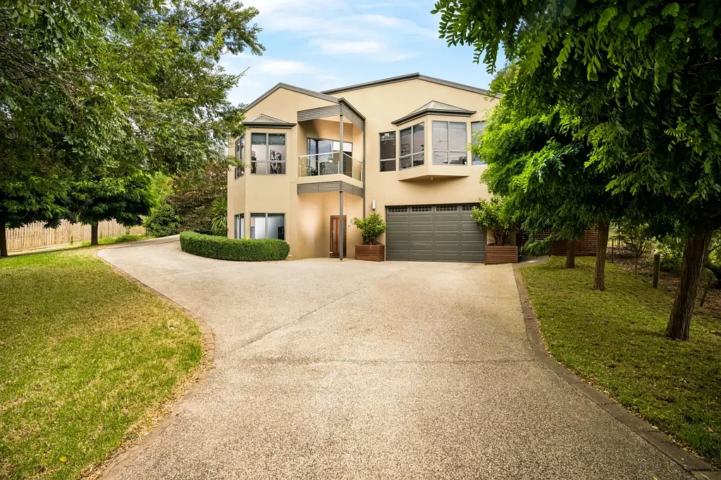 Bannockburn 5ਬੈੱਡਰੂਮ Grand, double story home located in one of Bannockburn's most envied streets.