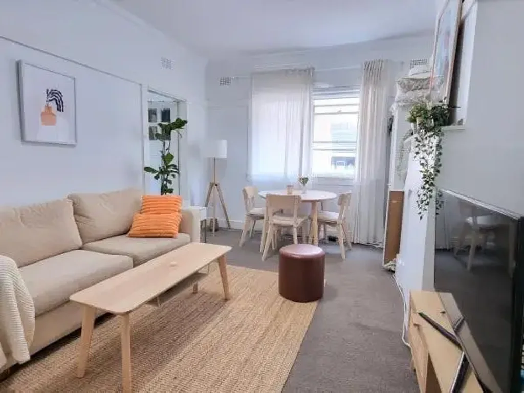BRIGHT & RENOVATED TWO BEDROOM UNIT MOMENTS TO BONDI BEACH