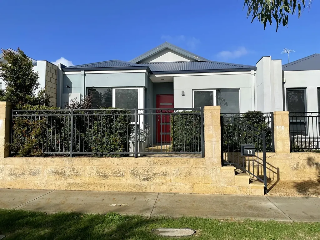 FANTASTIC MODERN HOME -   FANTASTIC LOCATION !!!  ITS NOT A HOUSE ITS A LIFESTYLE  - Close to Shops & Public Transport