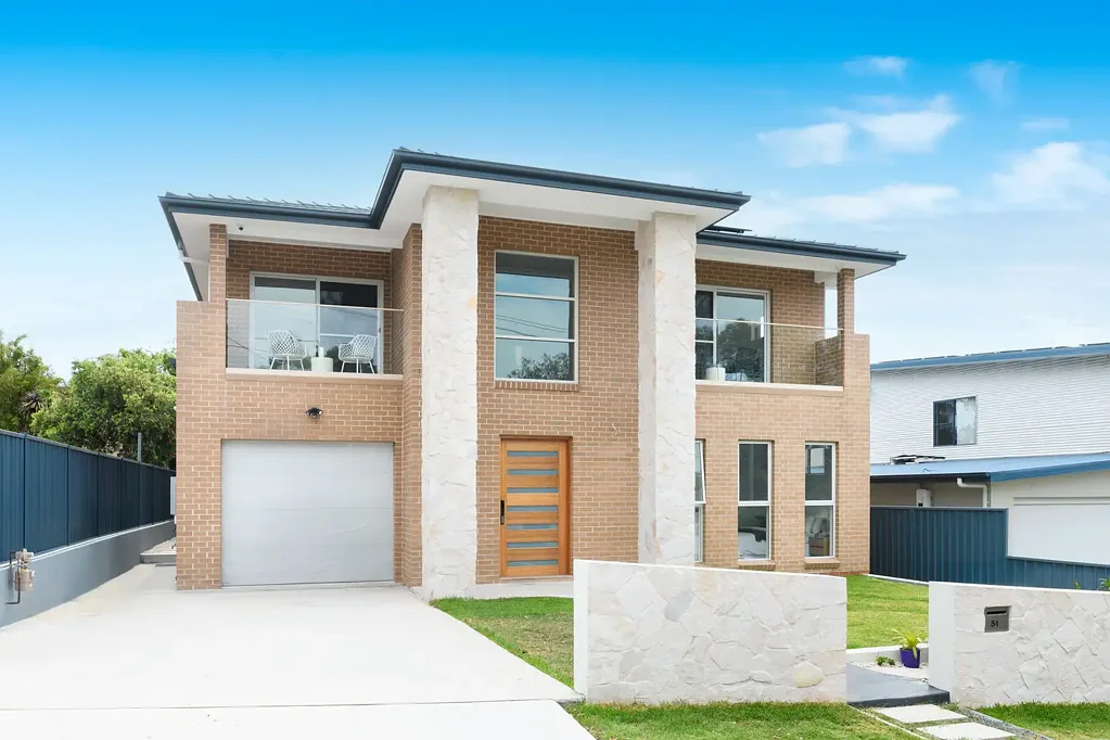 Jannali 7房 Jannali中心地块 五卧带二卧公寓 宏伟入口 高级厨房 宽敞卧室 私人套间 游泳池 西向景观 灵活布局 多代宜居 Multi-Generational Living