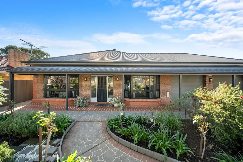Rostrevor 4房  The Epitome of Solid Brick Craftsmanship & Sprawling Family Living!