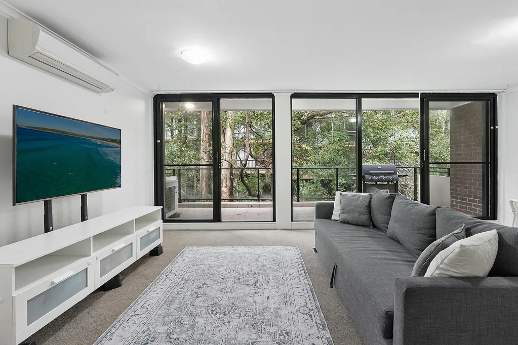 Chatswood 2Kwarto Top floor sanctuary of light, space and leafy serenity moments to Metro