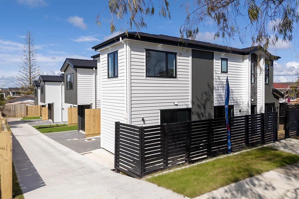 Botany Downs 5 Bedroom Brand New, Standalone & Ready to Move In!