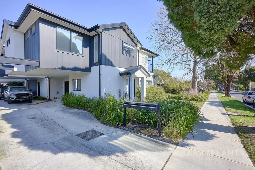 Kilsyth 4 Bedroom Stylish, Spacious & Super Low Maintenance!