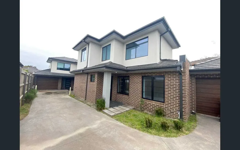 Contemporary 4-Bedroom Townhouse in Prime Clayton Location
