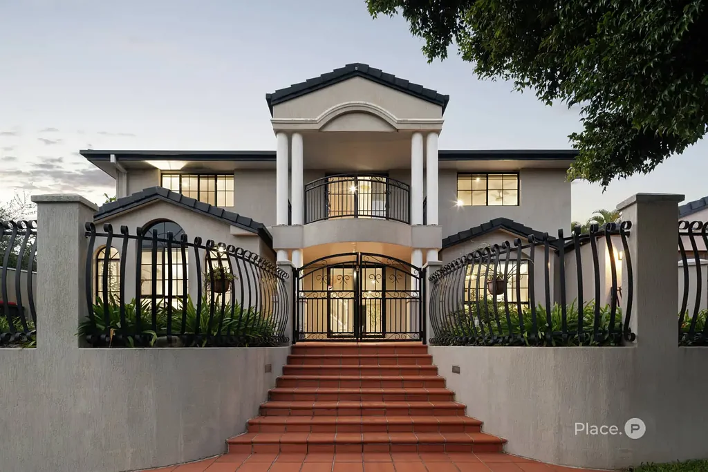 Carindale 5房 Carindale转角地块 707平米豪华泳池 五居室 全新翻新 近Westfield Pacific Golf Club Grand family home with swimming pool and prestigious address
