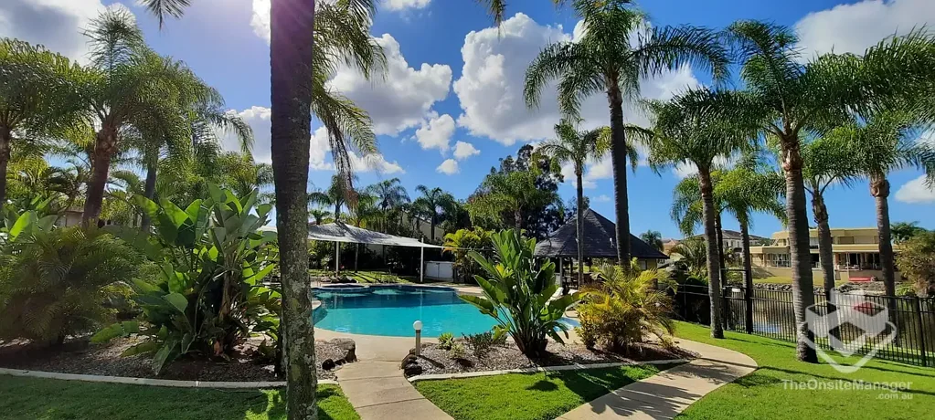 ROBINA LAKESIDE - Fully Furnished