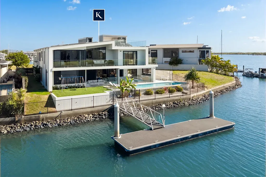 Jacobs Well 6 Slaapkamer Tri-Level Masterpiece – Modern Luxury and an Unrivalled Waterfront Lifestyle