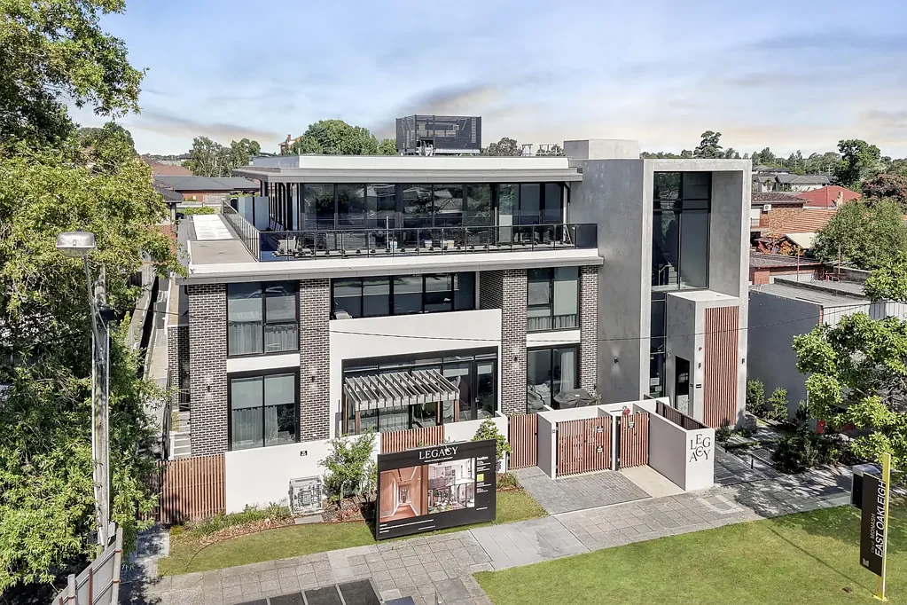 Oakleigh East 3房 双层奢居空间 Chadstone近邻 便捷学府 公园环绕 精装独有 RARE TWO-LEVEL RESIDENCE IN THE PRESTIGIOUS LEGACY DEVELOPMENT