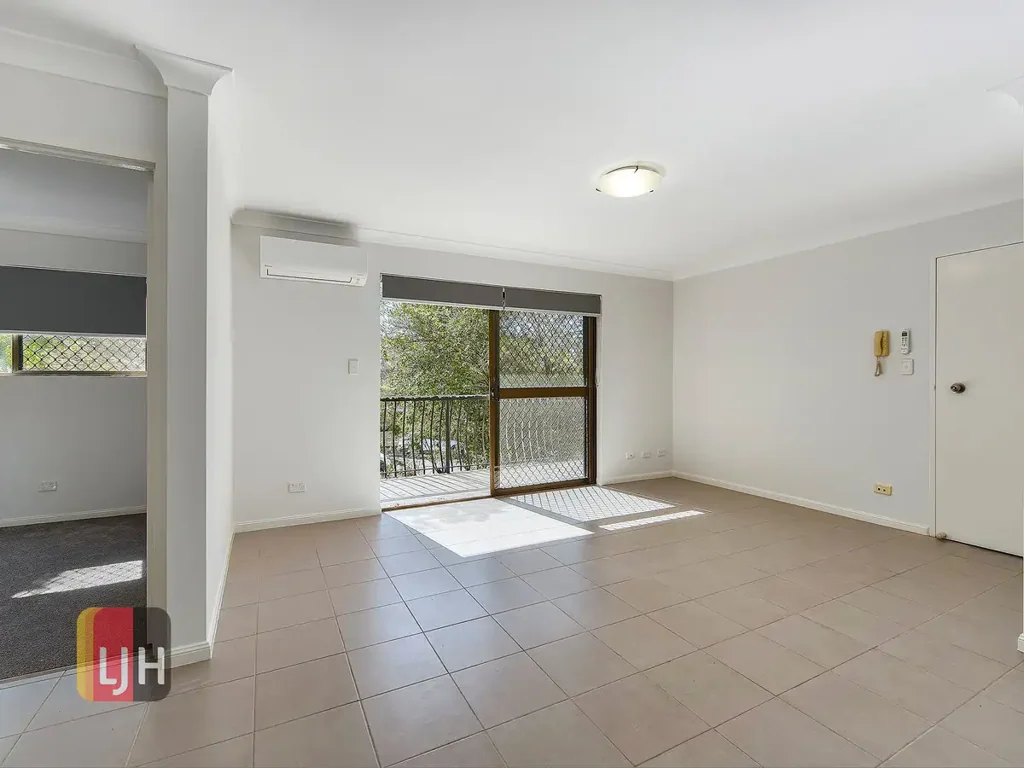 REFURBISHED, 3 BEDROOM UNIT IN CHERMSIDE