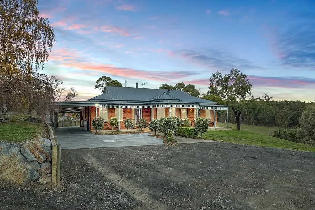 Neerim South 4部屋 Private & Scenic - 4 Bedrooms & 3 Living on One Acre