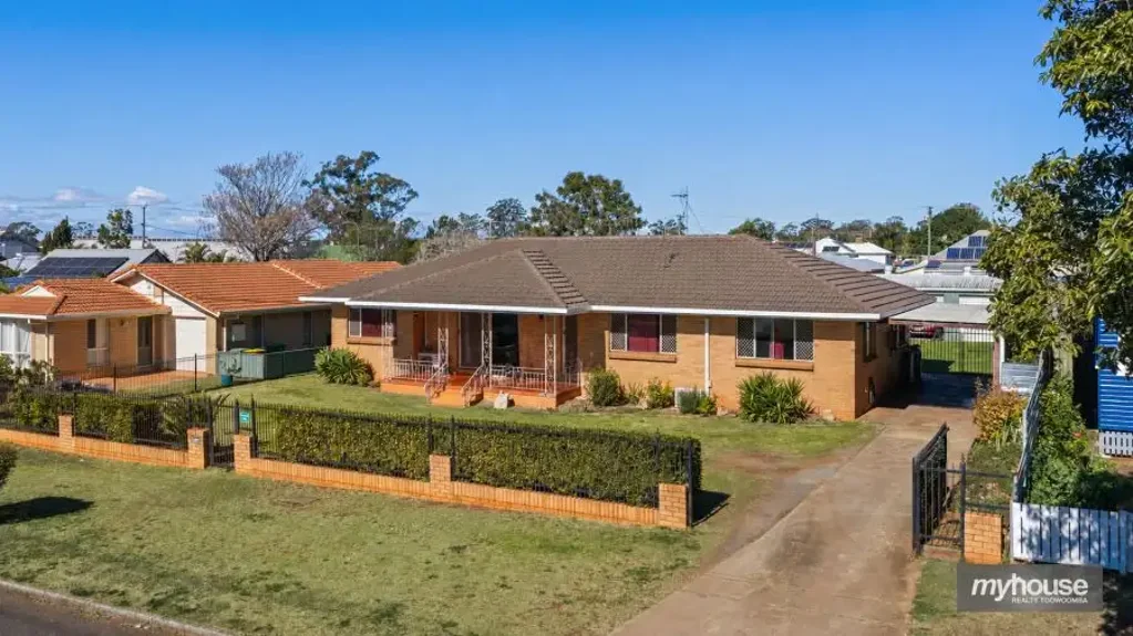 Newtown 4غرفة نوم Large Family Home on CBD's Fringe - 1,012m2 on Two Lots + Shed!!
