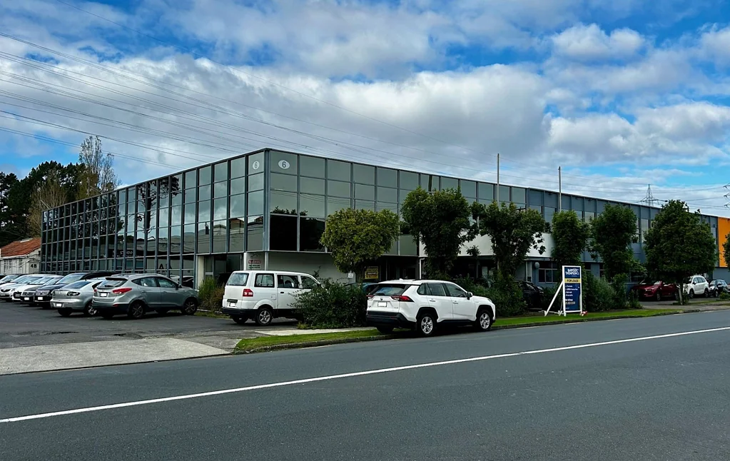 New Lynn Huge New Lynn Office or Retail!