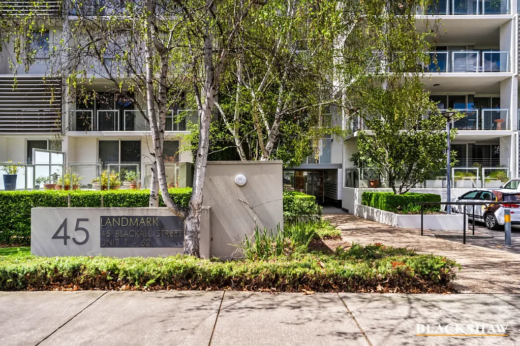 Stylish One-Bedroom with Balcony & Lifestyle Location