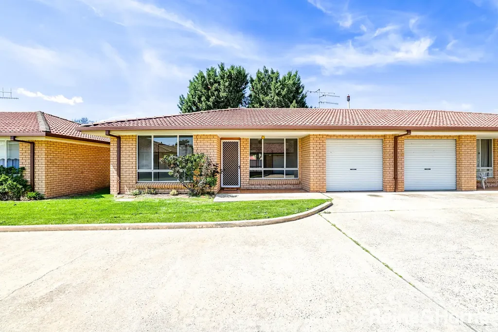 Great Unit Close to Town    Available Now!!!!
