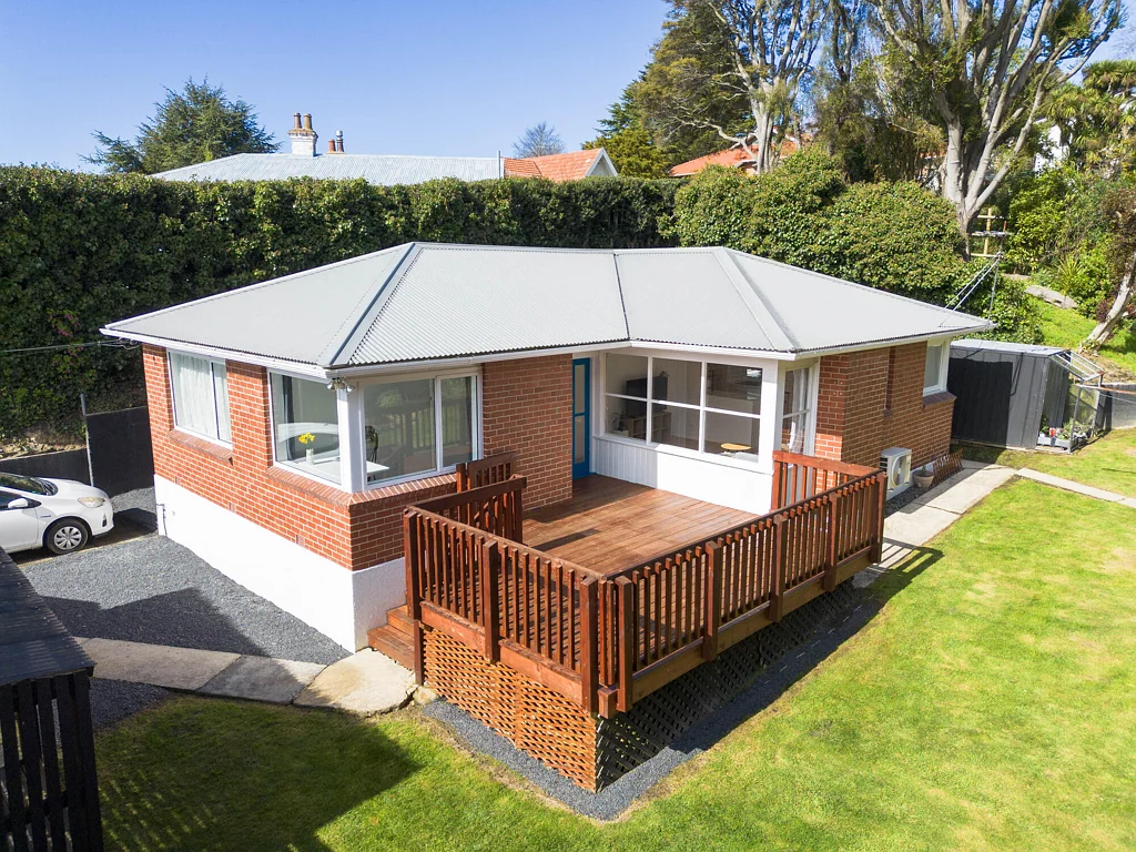 Mornington 3 Bedroom Sunny living in a peaceful position