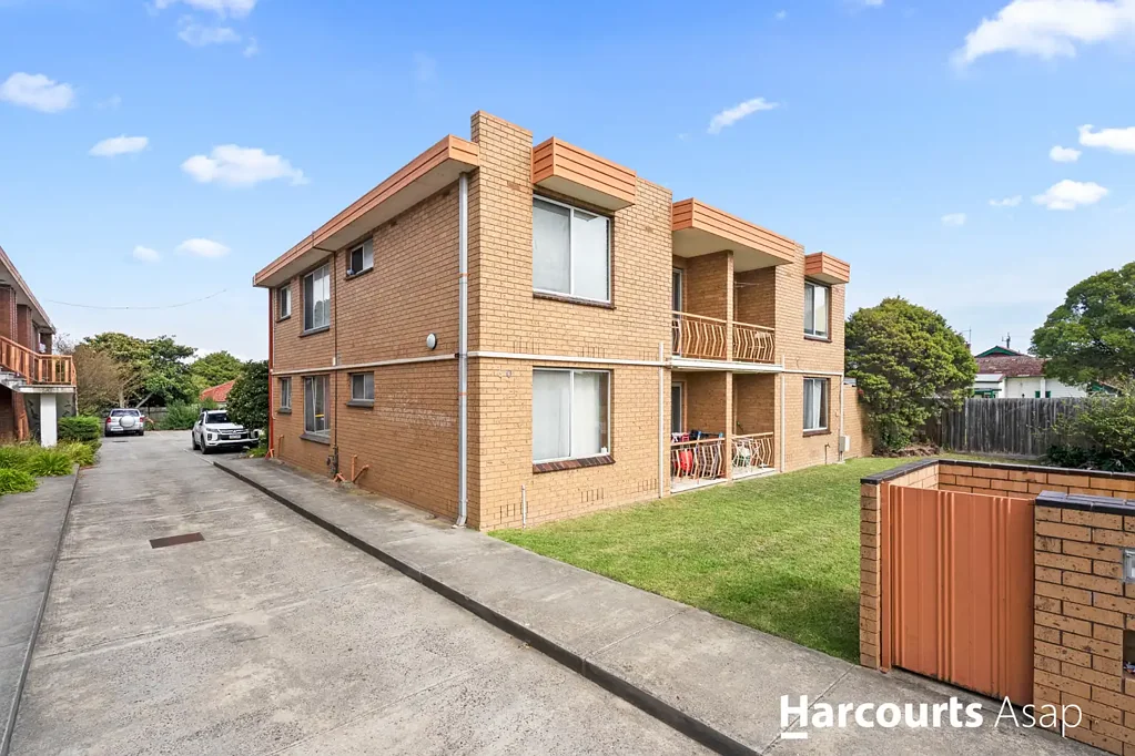 Dandenong 2 Bedroom Bright & Spacious 2-Bedroom Upstairs Unit!