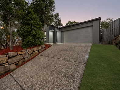 Augustine Heights 4房 Brentwood Rise Estate 601平米转角地块 精心翻新 主套房带套间 开放式起居区 大型覆盖式户外区 成熟花园 砂岩挡土墙 Exceptional Family Appeal | A Peaceful Brentwood Rise Retreat!